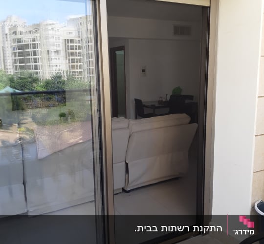 דלת הזזה מאלומיניום עם זכוכית כהה
